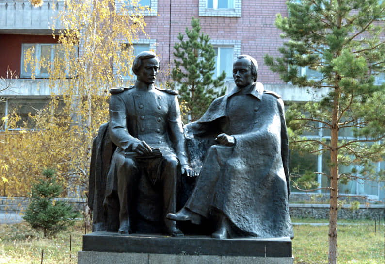Памятник Ф. М. Достоевскому и Ч. Ч. Валиханову в Семее