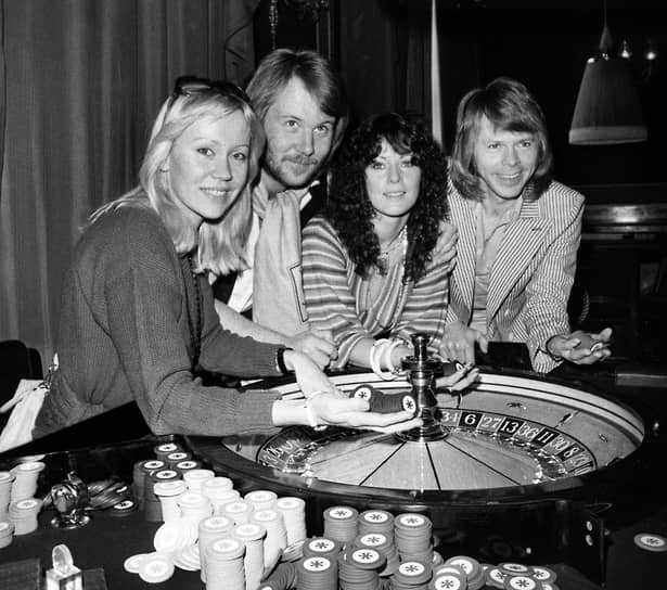 В ноябре 1974 года ABBA отправилась в первое международное турне в Германию, Данию и Австрию. Многие билеты не были проданы, из-за отсутствия спроса коллектив был вынужден отменить несколько концертов
