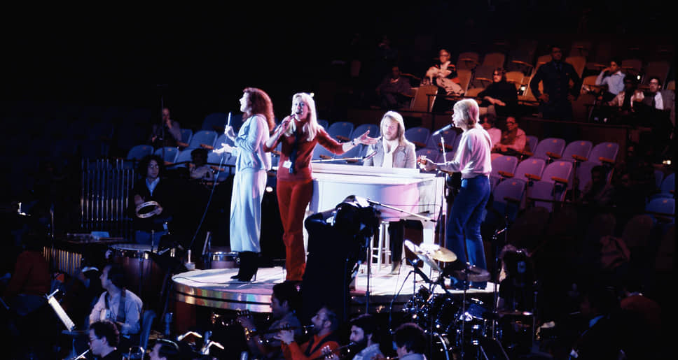 После этого группа продолжала выпускать пластинки, занимавшие первые строчки хит-парадов: «Не хотите ли Вы» («Voulez-Vous», 1979), сборник «ABBA Greatest Hits Vol.2»&lt;br>На фото: выступление в Нью-Йорке в январе 1979 года