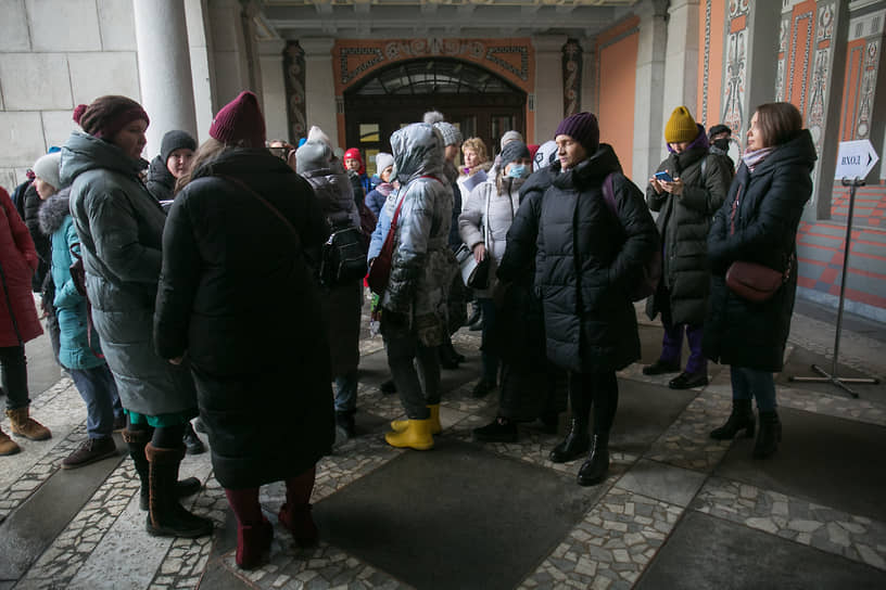 Родители школьников устроили акцию протеста у здания администрации Екатеринбурга, требуя отменить обязательное дистанционное обучение
