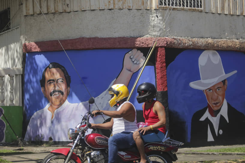 Президент Никарагуа Даниэль Ортега (на граффити слева) остался доволен результатами выборов