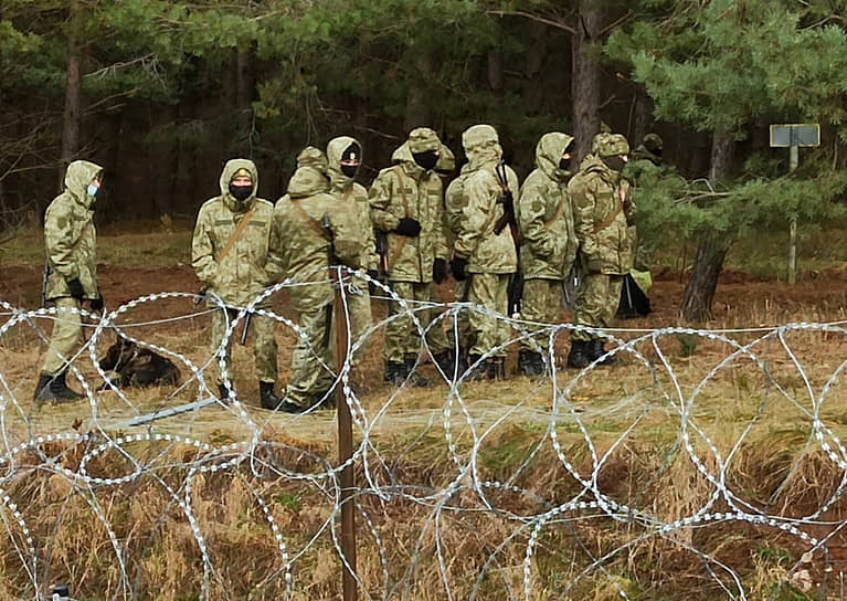 Сейчас толпы мигрантов со стороны Белоруссии охраняют более 12 тыс. солдат