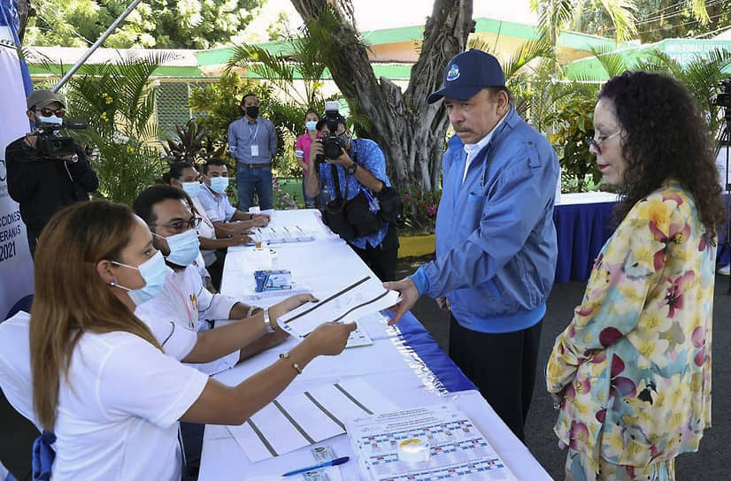 Даниэль Ортега с женой пришли отдать свои голоса на президентских выборах