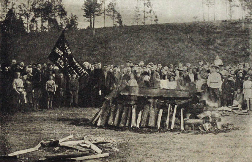 «Трудящиеся пришли со своими знаменами и революционными плакатами. Был сложен грандиозный костер» (на фото — сожжение тела И. П. Шавкуна. Чита, 24 сентября 1924 года)