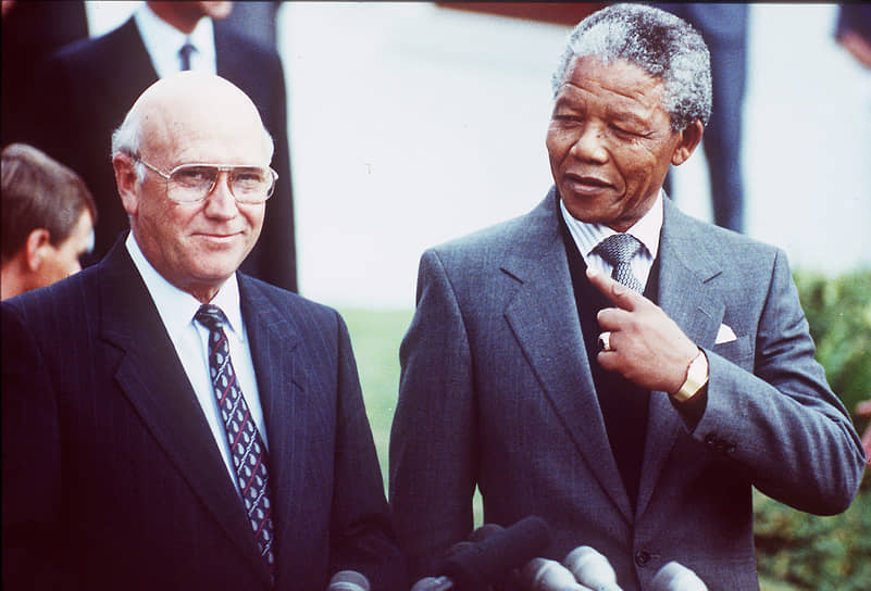 Фредерик Виллем де Клерк (слева) и Нельсон Мандела, 1990-й год