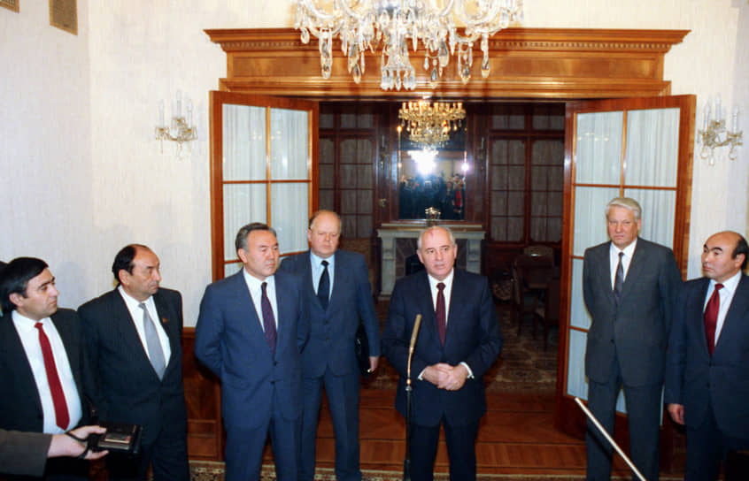 Михаил Горбачев и руководители семи республик, принявших участие в рассмотрении Госсоветом  договора о союзе суверенных государств
