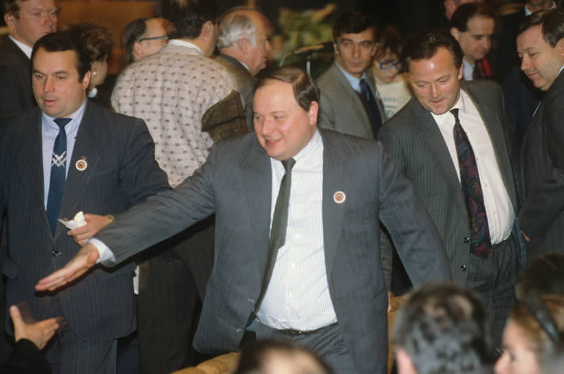 1 ноября 1991 года. Исполняющий обязанности председателя правительства РФ Егор Гайдар (в центре) на Конгрессе интеллигенции России
