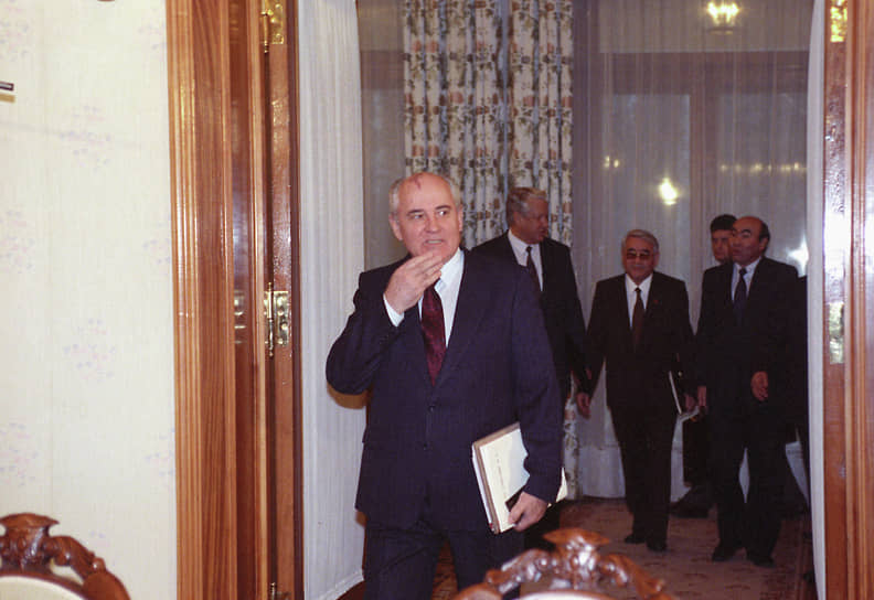 Михаил Горбачев во время встречи с главами союзных республик по проекту договора о создании Союза суверенных государств