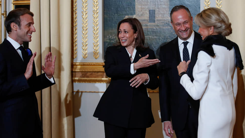 Президент Франции Эмманюэль Макрон (слева), его жена Бриджитт Макрон (справа) общаются с вице-президентом США Камалой Харрис и ее мужем Дугласом Эмхоффом