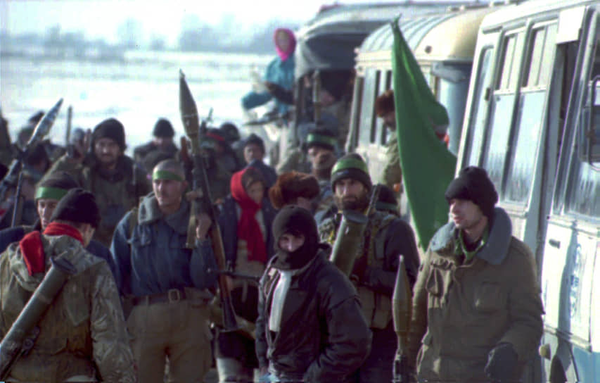 9 января 1996 года Салман Радуев с отрядом из 350 боевиков совершил налет на вертолетную базу российских войск около города Кизляр. В ходе налета были уничтожены два вертолета Ми-8 и один топливозаправщик. Затем террористы захватили около 3 тыс. заложников и заняли городскую больницу
