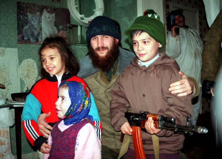 10 января 1996 вместе со 160 заложниками террористы отступили в село Первомайское, где несколько дней держали оборону от федеральных сил. Затем Салману Радуеву с группой боевиков удалось прорваться в Чечню
