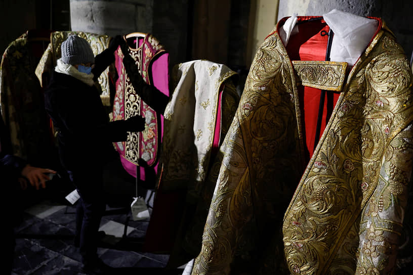 Исторические костюмы на показе для священников в Бельгии 