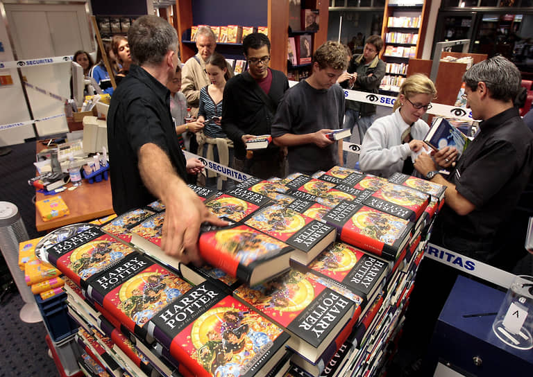 Книги «Гарри Поттер и Дары Смерти» на прилавке магазина в Цюрихе 