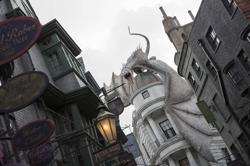 Косой переулок в тематическом парке «Волшебный мир Гарри Поттера» в Орландо (Флорида, США)