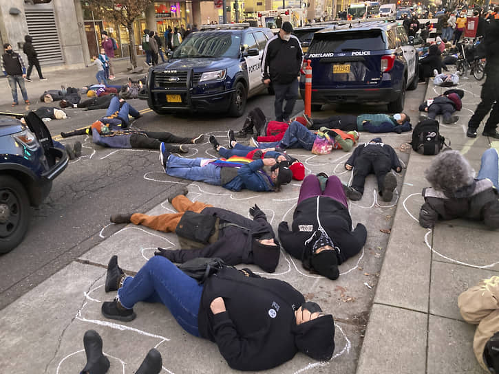 Протестующие против оправдания Кайла Риттенхаса имитируют смерть в Портленде, штат Орегон