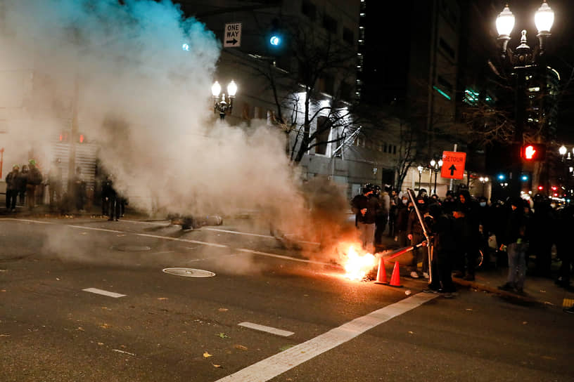 Протестующие в Портленде подожгли мусор после оправдания Кайла Риттенхаса