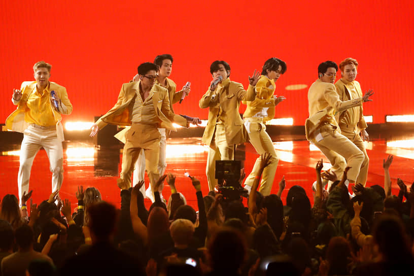 Корейская группа BTS, выигравшая награды в номинациях «Артист года», «Лучшая поп-группа» и «Лучшая поп-песня»