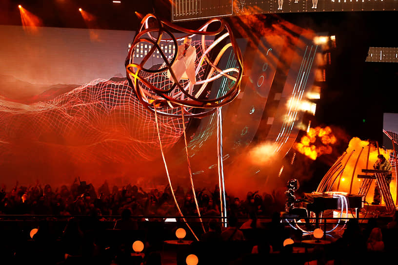 Певец Bad Bunny выиграл в категориях «Лучший латиноамериканский артист» и «Лучший латиноамериканский альбом» за пластинку «El Ultimo Tour Del Mundo»