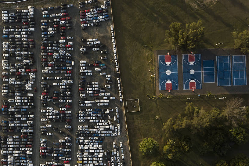 Санто-Доминго. Вид на стоянку автомобилей и баскетбольные площадки 