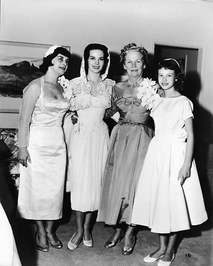 Первая свадьба Натали Вуд и Роберта Вагнера. Слева направо: мать невесты Мария Гурдин, Натали Вуд, мать жениха Хэйзел Альвера Вагнер, Лана Вуд