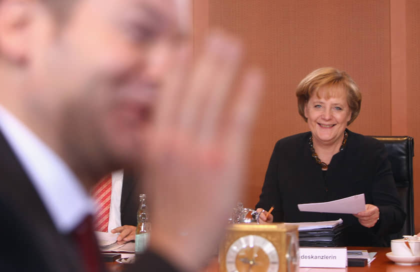 В 2009–2019 годах был заместителем председателя СДПГ. Летом 2019 года претендовал на пост сопредседателя партии вместе с Кларой Гайвиц, но во втором туре проиграл внутрипартийные выборы&lt;br>
На фото: с канцлером Ангелой Меркель