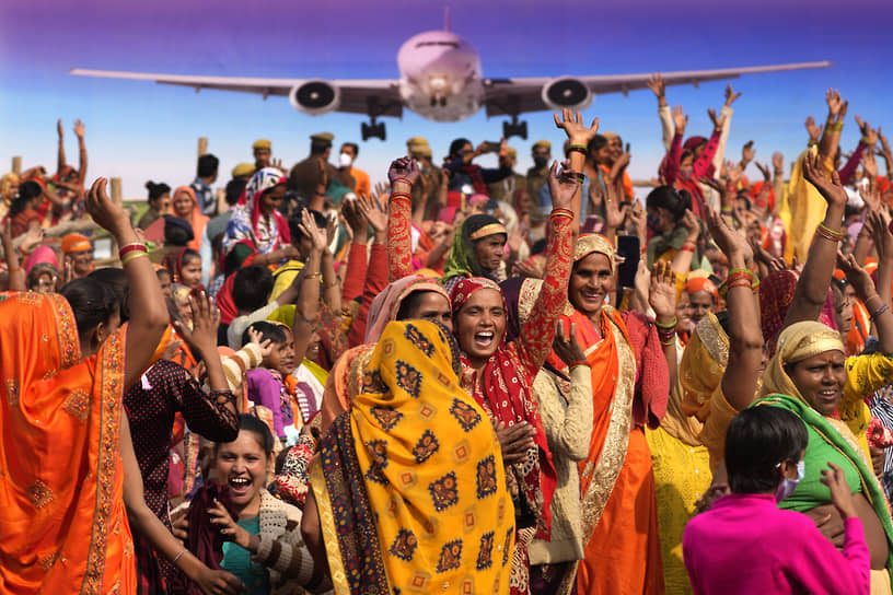 Джевар, Индия. Женщины танцуют, ожидая прибытия премьер-министра Индии Нарендры Моди на церемонию закладки фундамента международного аэропорта