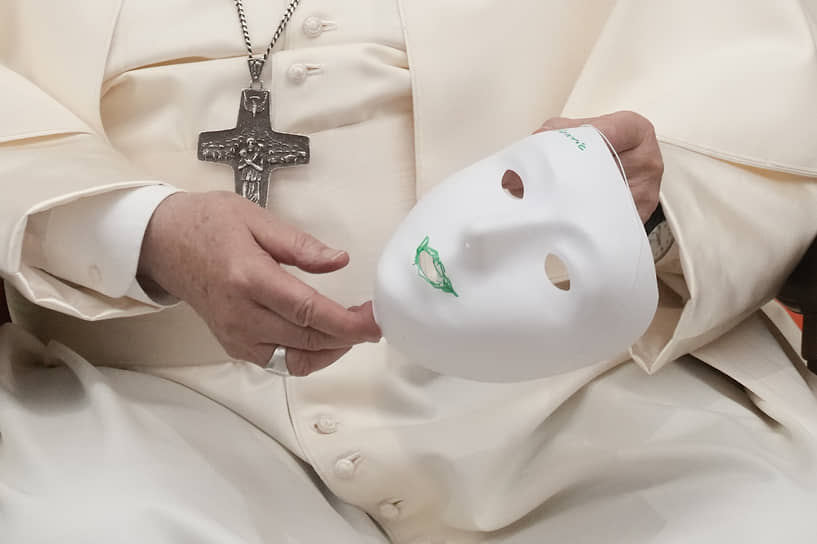 Рим, Италия. Папа Франциск с маской, подаренной ему местными студентами
