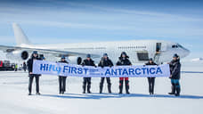 Под крылом самолета о чем-то молчат снега Антарктиды и льды