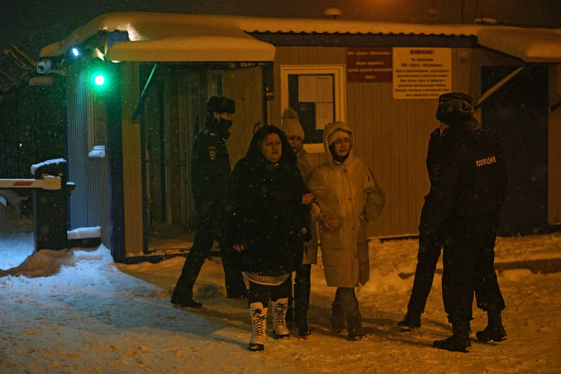 Жители города Белово возле КПП №1 шахты «Листвяжная»