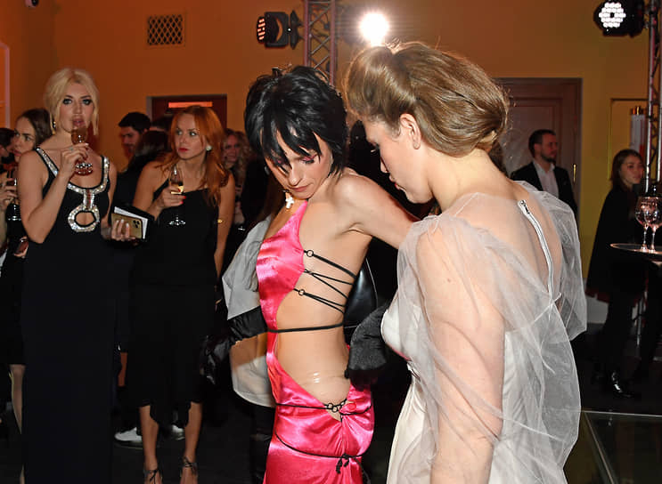 Солистка группы IOWA Екатерина Иванчикова (в центре) и актриса Варвара Шмыкова (справа) во время церемонии вручения премии «Женщина года» по версии журнала Glamour