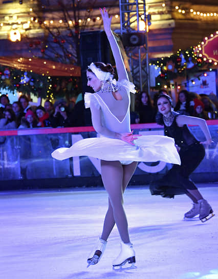 Олимпийская чемпионка в танцах на льду Татьяна Навка во время выступления на церемонии открытия ГУМ-катка на Красной площади