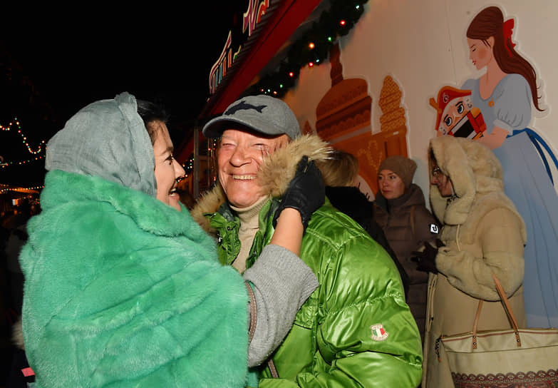 Актер Сергей Шакуров с супругой Екатериной Бабаловой на церемонии открытия ГУМ-катка на Красной площади