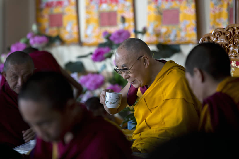 Тибетский духовный лидер далай-лама на открытии монастырской школы в индийском Дхармсале, 2017 год