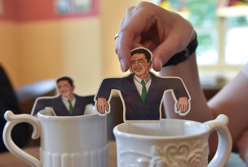 Пакетики зеленого чая с изображением президента Украины Владимира Зеленского в кафе во Львове, 2019 год