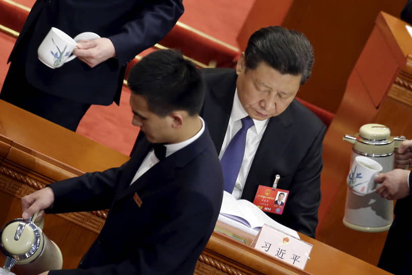 Председатель КНР Си Цзиньпин читает во время открытия сессии Всекитайского собрания народных представителей в Пекине, 2016 год