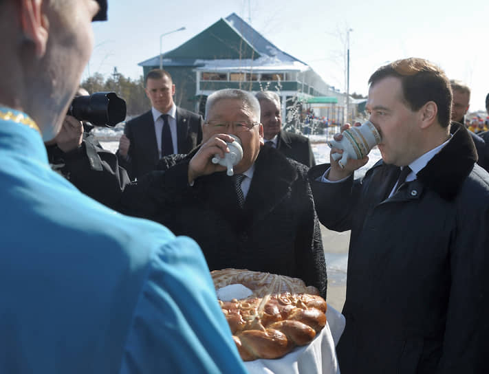 Премьер-министр РФ Дмитрий Медведев (справа) и глава Якутии Егор Борисов во время посещения центра отдыха и оздоровления детей «Сосновый бор», 2013 год