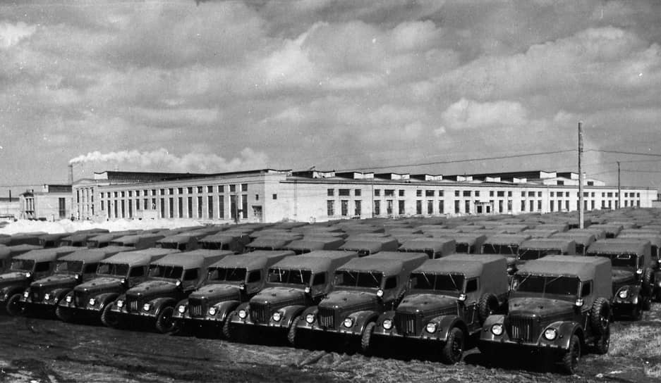 После войны в Ульяновск из Горького перевели производство полуторки ГАЗ-АА, а в 1954 году с ульяновского конвейера сошли первые ГАЗ-69 и ГАЗ-69А, получившие в народе название «козел». Оно перешло по наследству и к другим моделям УАЗа
