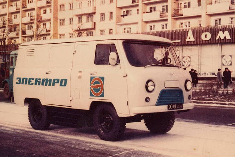 В 1970-х годах Ульяновский автозавод выпустил опытную партию электромобилей УАЗ-451МИ. Блок свинцово-кислотных аккумуляторов обеспечивал машине запас хода до 70 км. Главными недостатком модели стала низкая грузоподъемность — даже с облегченным кузовом (он был сделан из дюралюминия) она составляла всего 500 кг при собственном весе электромобиля 2400 кг