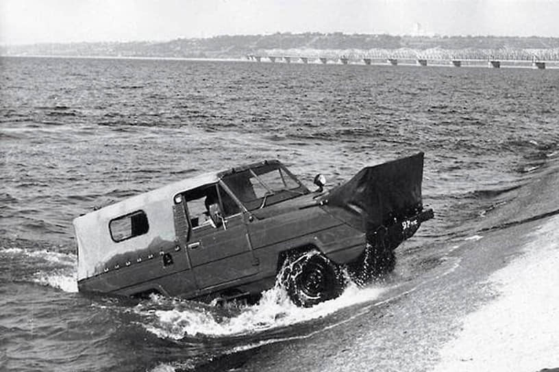 В 1976 году УАЗу поручили разработать плавающий внедорожник по запросу Минобороны для оснащения десантно-штурмовых частей, подразделений морской пехоты, разведки и других высокомобильных формирований. В результате на базе УАЗ-469 был создан плавающий автомобиль «Ягуар», но в серию он не пошел