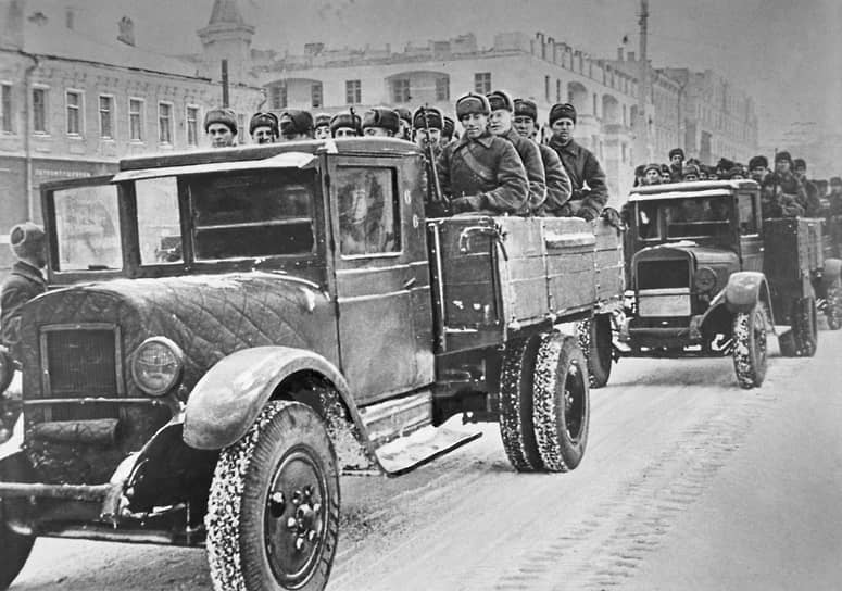 В октябре 1941 года часть коллектива Московского автомобильного завода вместе с оборудованием была эвакуирована в Ульяновск. 30 ноября того же года новое предприятие зарегистрировали как Ульяновский автомобильный завод им. Сталина. Первую партию грузовиков ЗИС-5 (на фото) там собрали в апреле 1942-го