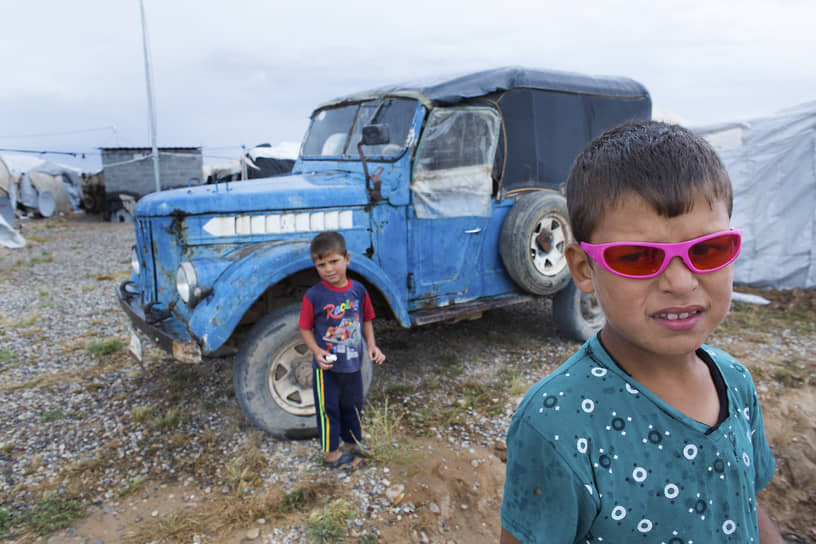 Старый грузовик ГАЗ-69 производства Ульяновского автозавода в лагере иракских беженцев, 2016 год