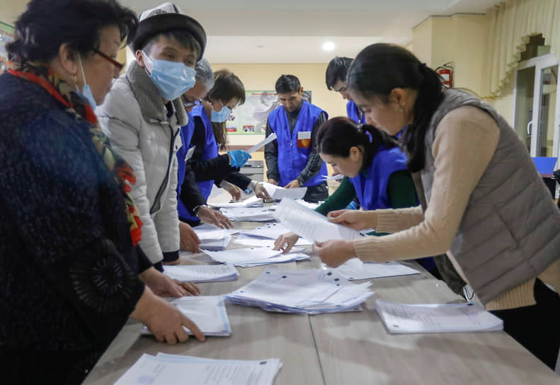 Подсчет голосов после закрытия избирательных участков в Киргизии 