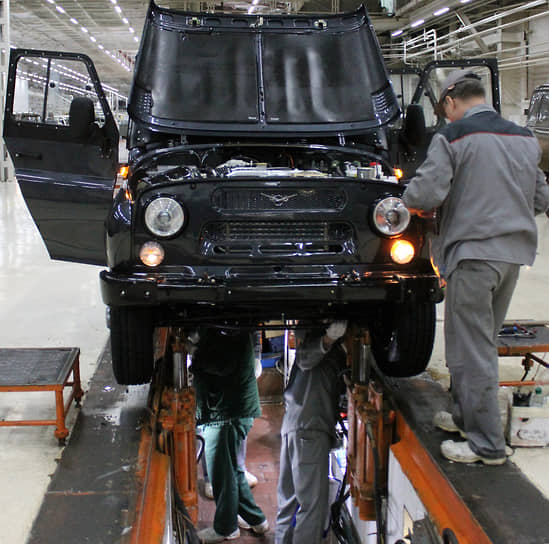 Выпускаемый с 2003 года УАЗ «Хантер» представляет собой дальнейшее развитие второго поколения УАЗ-469 и УАЗ-3151. Внешние отличия: черные рамки окон на «клепках», пластиковая накладка на решетке радиатора, сдвижные стекла окон, другие бампера, цельно-распашная задняя дверь