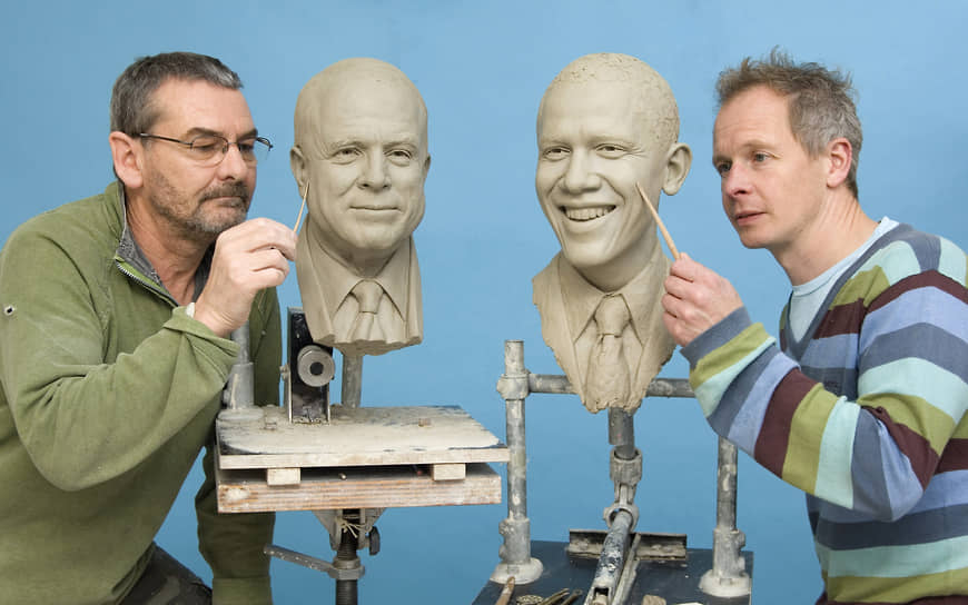 Художники студии мадам Тюссо Ле Пюнтер (справа) и Джим Кемптон работают над копиями голов кандидатов в президенты США Джона Маккейна (слева) и Барака Обамы, 2008 год