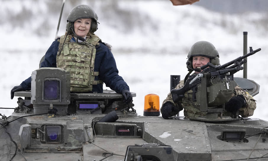 Министр иностранных дел Великобритании Лиз Трасс на танке