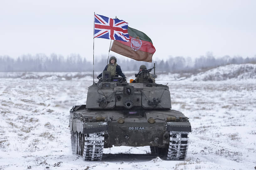 Министр иностранных дел Великобритании Лиз Трасс на танке
