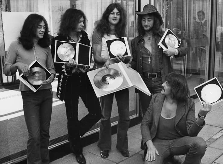 За три месяца до поездки в Монтрё альбому «Deep Purple in Rock» в ФРГ был присвоен статус золотого. На фото — участники группы с «золотыми» дисками