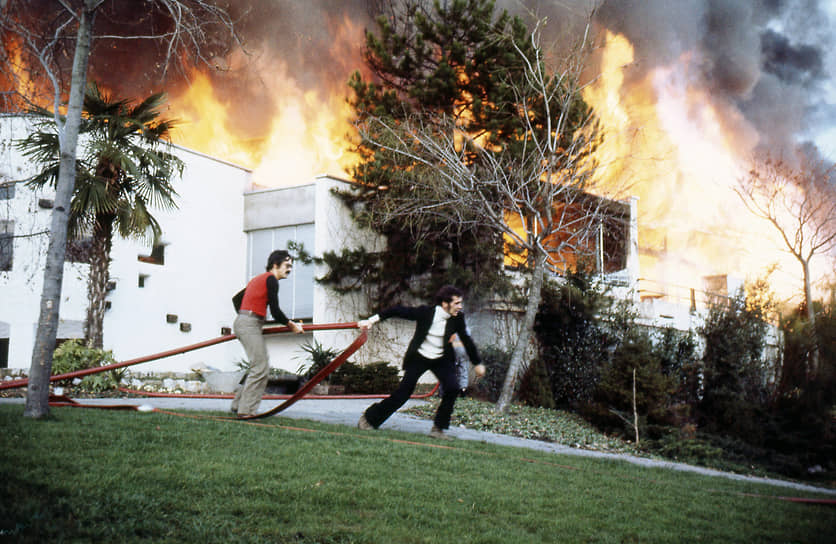 Клод Нобс (слева) не только вывел из горящего здания зрителей, но и помогал тушить пожар