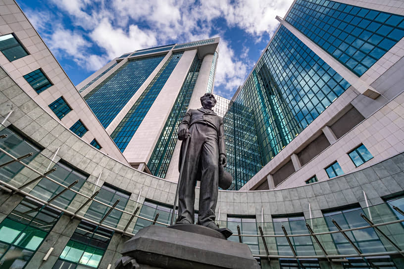 Памятник первому вкладчику Николаю Кристофари перед зданием центрального офиса Сбербанка на улице Вавилова