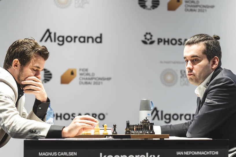 Магнус Карлсен и Ян Непомнящий во время шестой партии матча за титул чемпиона мира по шахматам